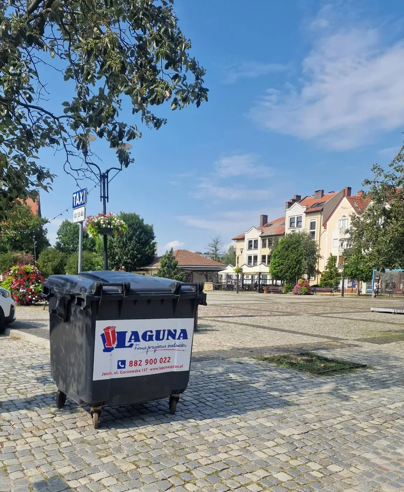Załadunek kontenera z odpadami zmieszanymi